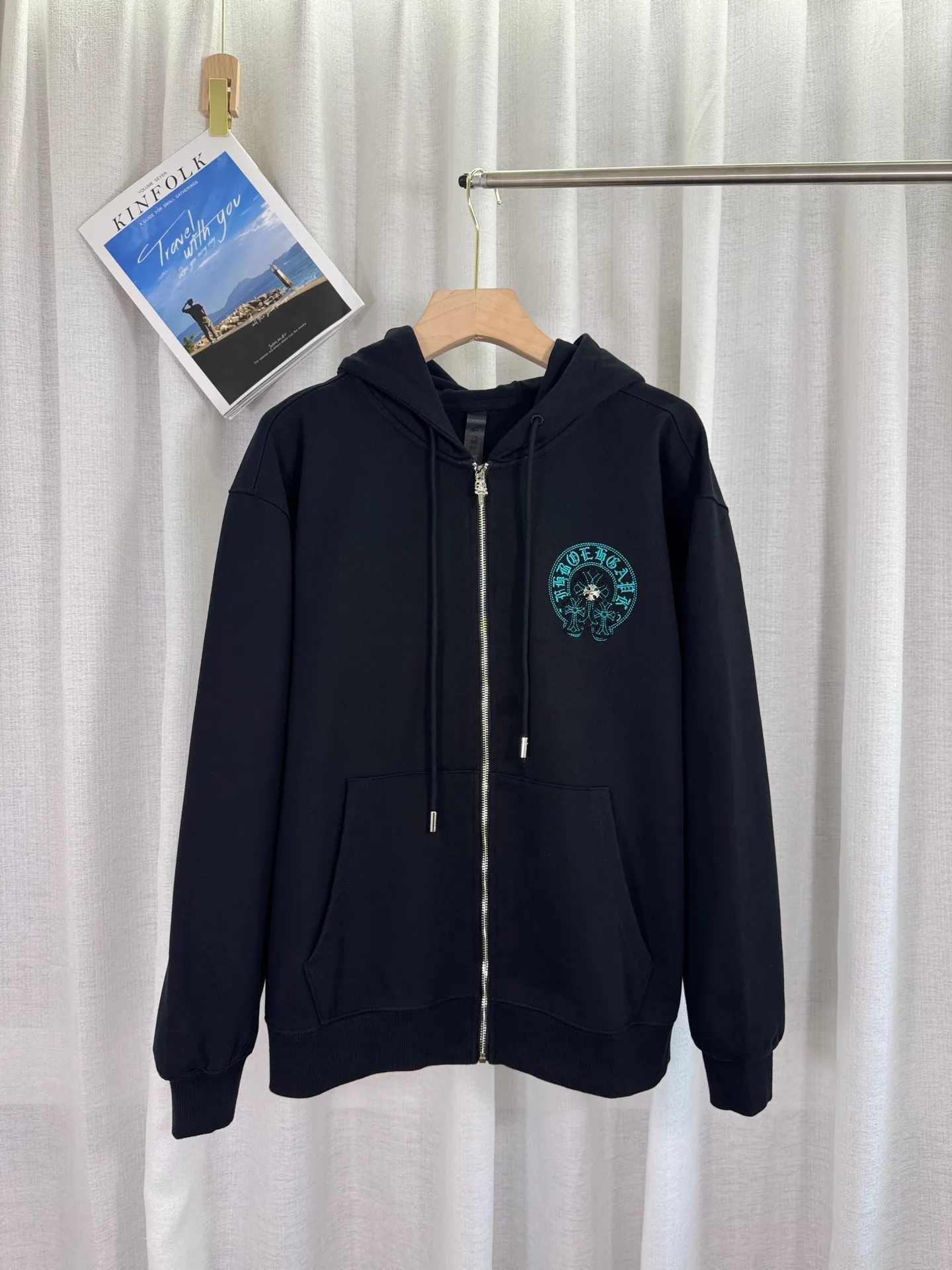 P340 top version, real shot without P, ​​different from market currency) 𝗖𝗵𝗿𝗼𝗺𝗲 𝗛𝗲𝗮𝗿𝘁𝘀/Cro Heart 2025 washed patch embroidery autumn and winter new original single counter American laser patch 3D three-dimensional color embroidery couple casual cardigan sweatshirt 👑The highest version! Customized fabric 480g tripe terry fabric! American acid-washed and distressed original fabric, laser burning + patch embroidery, exquisite embroidery of letters! The best-selling model in the counter, very comfortable to wear. Accessories: original molded and authenticated collar label➕100% silk wash label. Genuine purchase-grade original hangtag➕matching hanging rope➕3D hanging beads➕original packaging bag. Craftsmanship: The original version has consistent wiring! The highest version of the armhole matching technique! Color: Apricot Black Size: S M L XL Style Number: 25-319